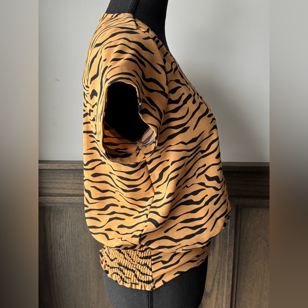 Nine West Dolman Surplice Tiger Print V-Neck Top small - Picture 4 of 9